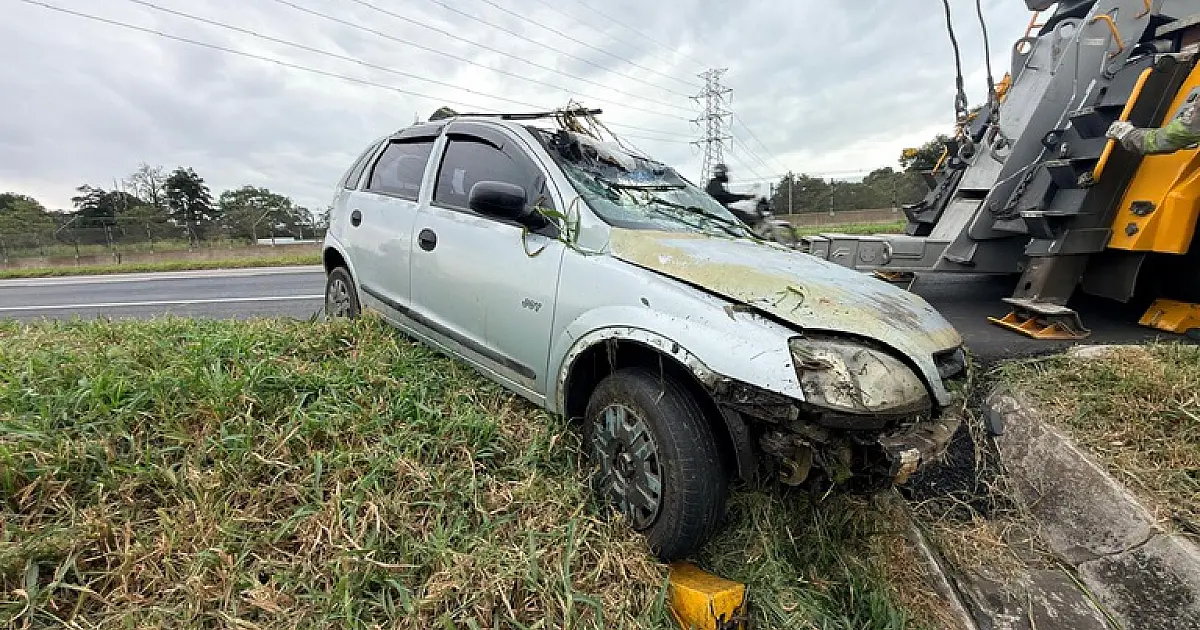 Criança de 7 anos fica ferida após capotamento na Dutra; pai foi preso pela PRF
