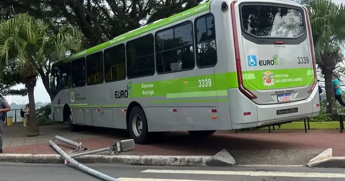 Menino de 10 anos fica gravemente ferido após atropelamento com ônibus em São José