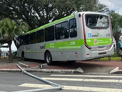 Ônibus invadiu a calçada após atropelar menino de 10 anos.