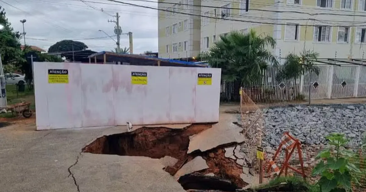 Asfalto cede pela terceira vez em menos de 6 meses na zona sul de São José