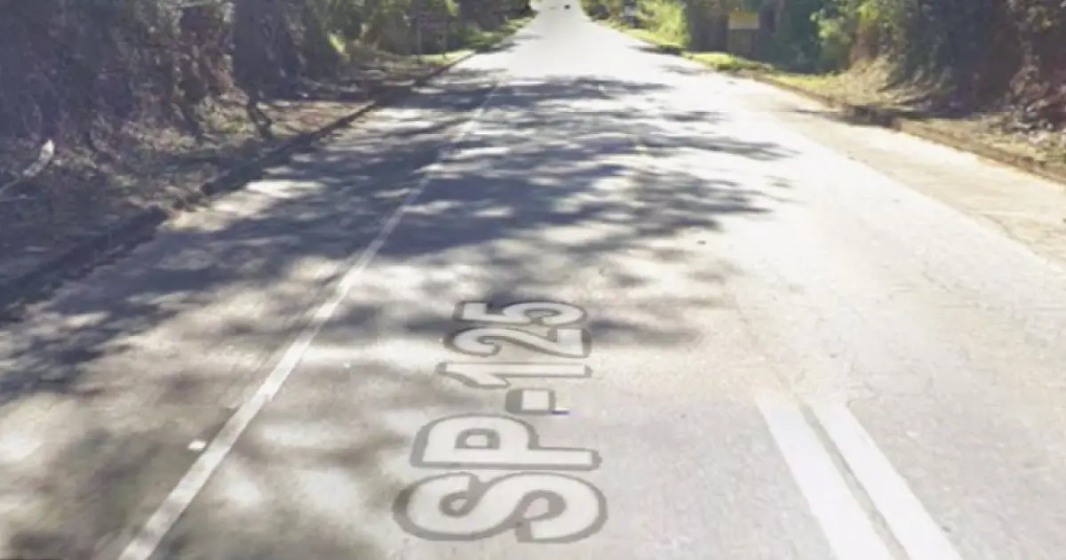 Acidente entre moto e carro interdita faixa da Rodovia Oswaldo Cruz em Taubaté