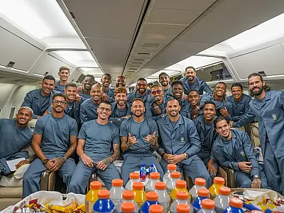 Seleção Brasileira a bordo da aeronave que levou a delegação aos EUA.