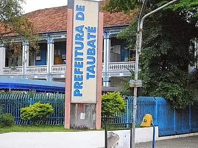 Decreto da Prefeitura sobre serviços essenciais é contestado por vereadores.