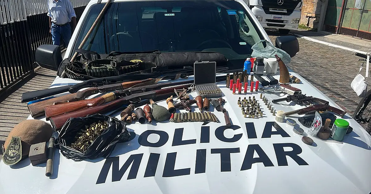 Fiscalização da PM Ambiental encontra armas escondidas em fundo falso de guarda-roupas em Arapeí