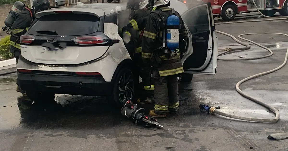 Incêndio em carro elétrico provoca explosão em São José