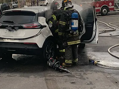Carro elétrico pega fogo e explode em concessionária de São José.