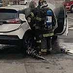 Incêndio em carro elétrico provoca explosão em São José