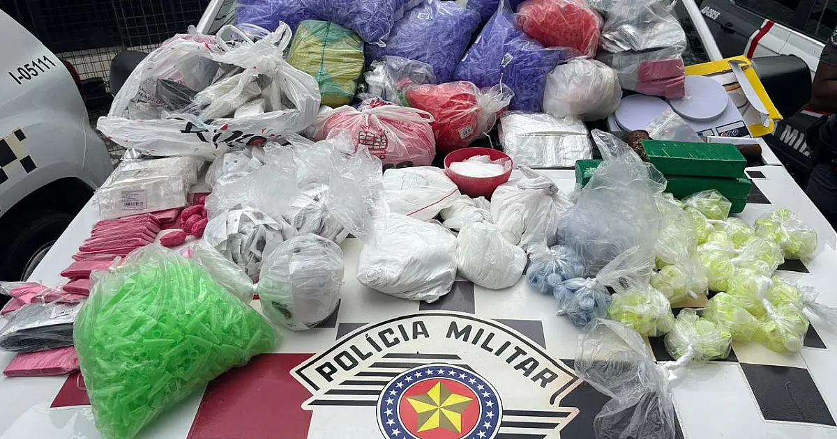 Denúncia leva à descoberta de casa usada para armazenar porções de maconha, cocaína e crack em Taubaté
