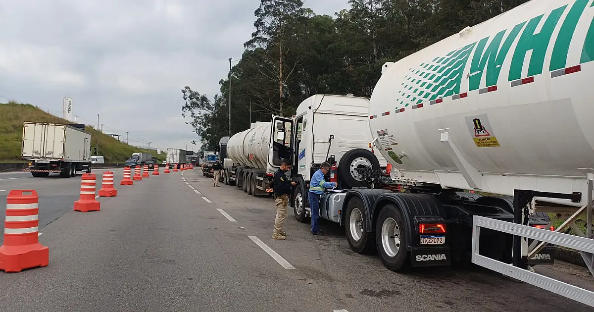 Fiscalização na Via Dutra mira caminhões que transportam produtos perigosos em Jacareí