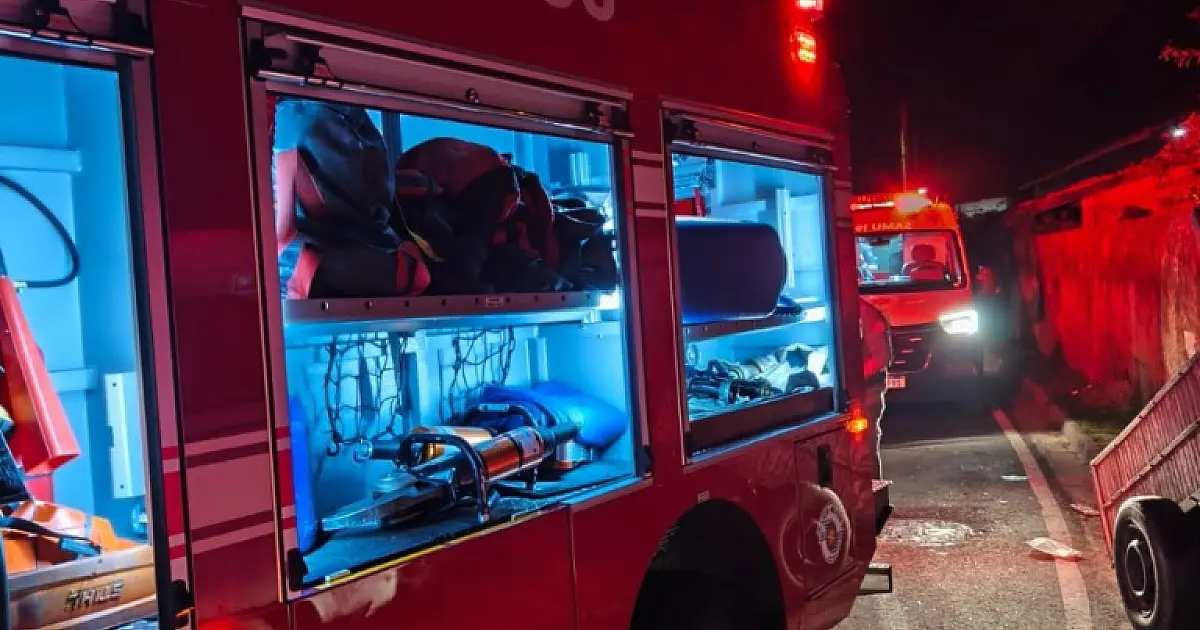 Bombeiros combatem incêndio em transformador na região da Praça Kennedy, em Aparecida