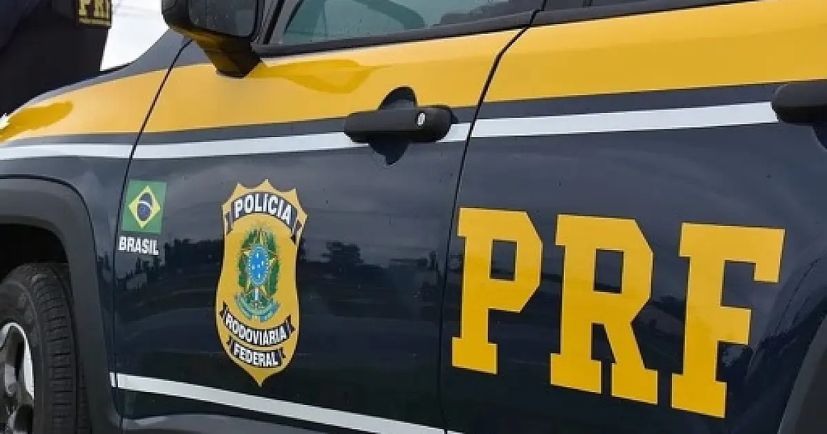 Batida entre carro e moto provoca interdição de faixa da Via Dutra em São José