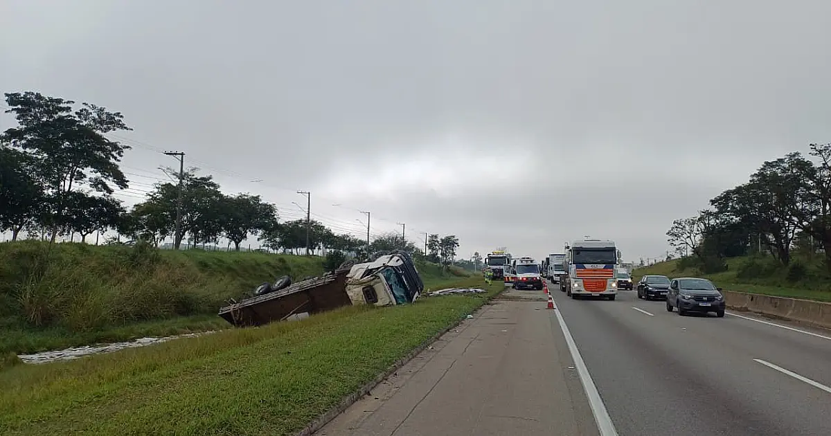 Tombamento de caminhão e pane mecânica provocam trânsito na Via Dutra em São José