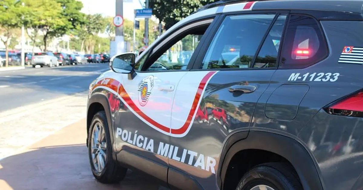 Veículo atinge poste após colisão na região central de São José