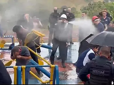 GCM utilizando spray de pimenta contra os manifestantes.
