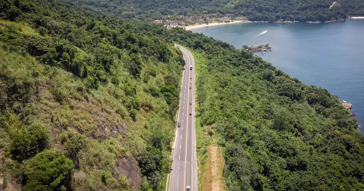 Rio-Santos é interditada durante protesto de moradores contra demolições de casas em Ubatuba