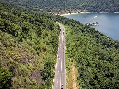 Imagem aérea da rodovia Rio-Santos em Ubatuba.