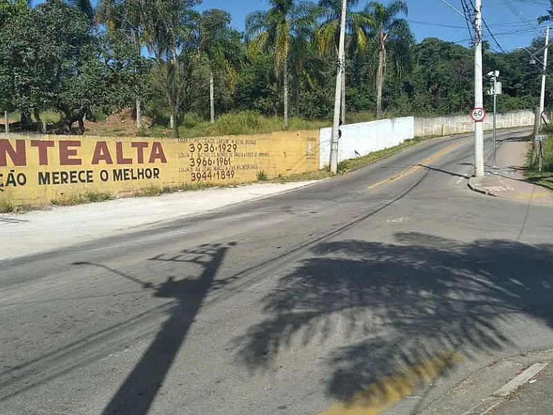 Acidente envolvendo caminhão e moto deixa homem de 26 anos morto no Parque Interlagos em São José