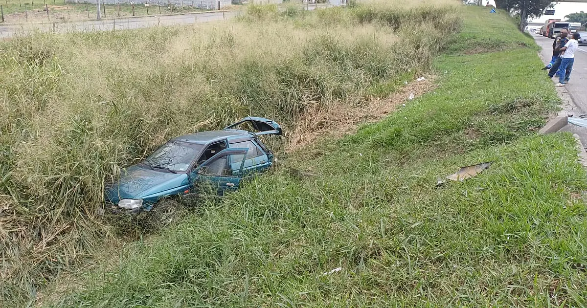 Bebê de 1 ano sai ileso em acidente com dois carros e carreta em Pinda