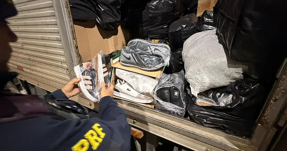 Carga com cerca de 2,2 mil calçados falsificados é apreendida pela PRF em Lorena