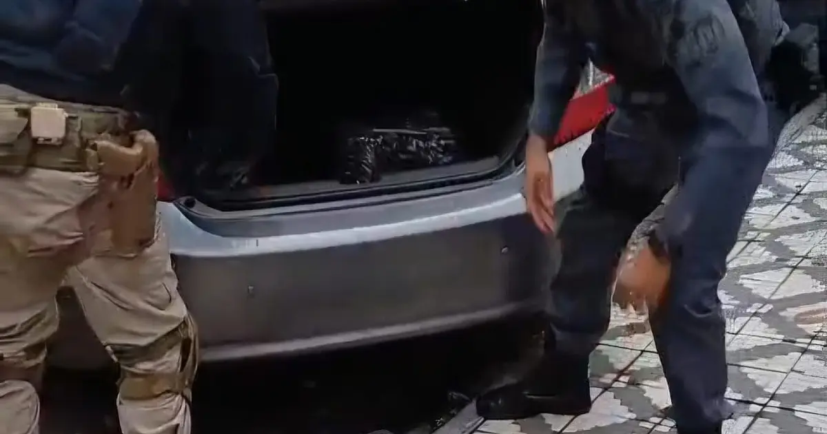 Motorista foge de abordagem na Dutra e abandona carro furtado com mais de 100 kg de droga em Taubaté