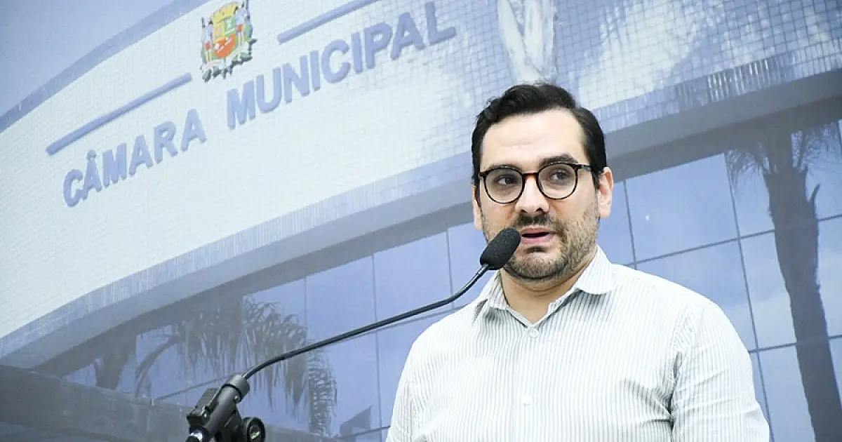 Vereador do PL questiona possível uso de recursos públicos em viagens internacionais de servidora