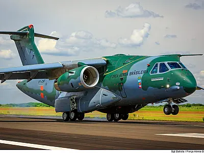 Aeronave KC-390 Millennium, empregada em missões militares e humanitárias no Brasil e no exterior.