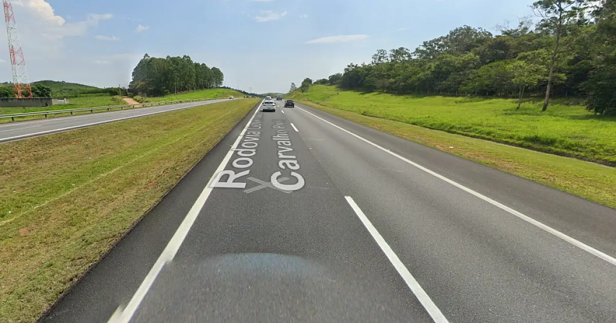 Capotamento no km 102 da Carvalho Pinto deixa três pessoas feridas em Caçapava