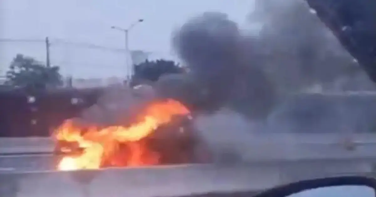 Incêndio em Kombi causa bloqueio na Rodovia Presidente Dutra em São José