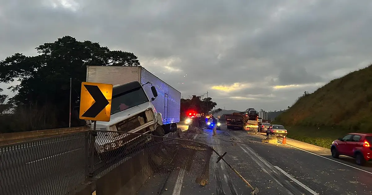 Batida entre três veículos causa interdições e lentidão na Rodovia Dutra em Guaratinguetá