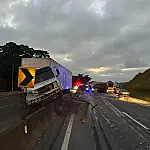 Batida entre três veículos causa interdições e lentidão na Rodovia Dutra em Guaratinguetá