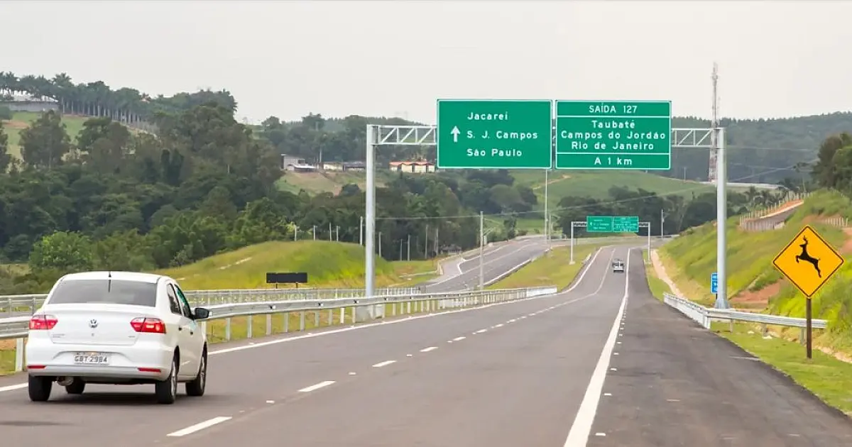 Motorista perde controle e caminhão colide com defensa metálica na Carvalho Pinto em Jacareí