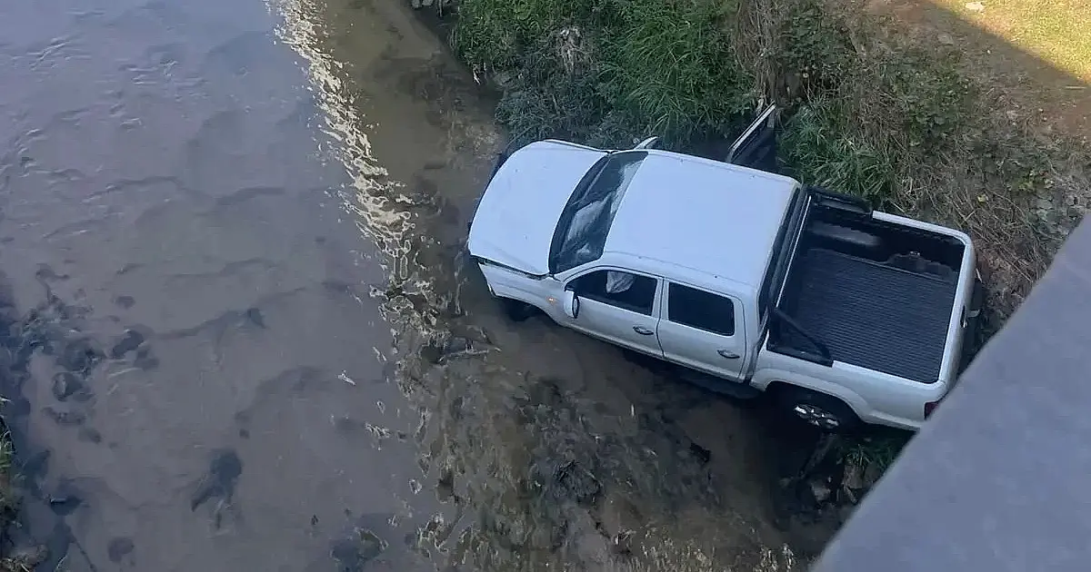 Acidente na rotatória do Colinas termina com carro dentro do córrego Vidoca