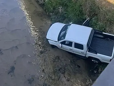 Acidente na rotatória do Colinas termina com carro dentro do córrego Vidoca