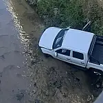 Acidente na rotatória do Colinas termina com carro dentro do córrego Vidoca