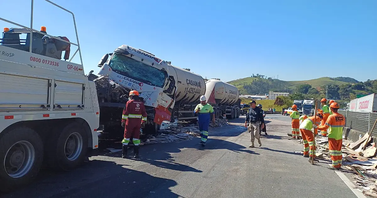 Colisão entre caminhões causa interdição total da Via Dutra em Guaratinguetá