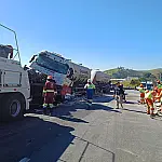 Colisão entre caminhões causa interdição total da Via Dutra em Guaratinguetá