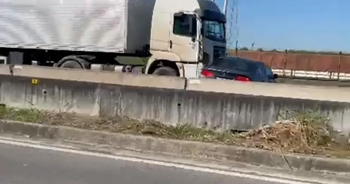 Caminhão que arrastou carro na Via Dutra é localizado pela PRF em Taubaté
