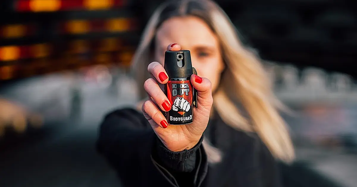 Lei libera compra e porte de spray de pimenta para mulheres maiores de idade