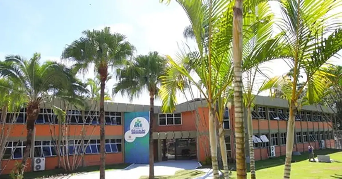 São José: Secretaria de Educação confirma reunião com professora após caso de vidro em copo