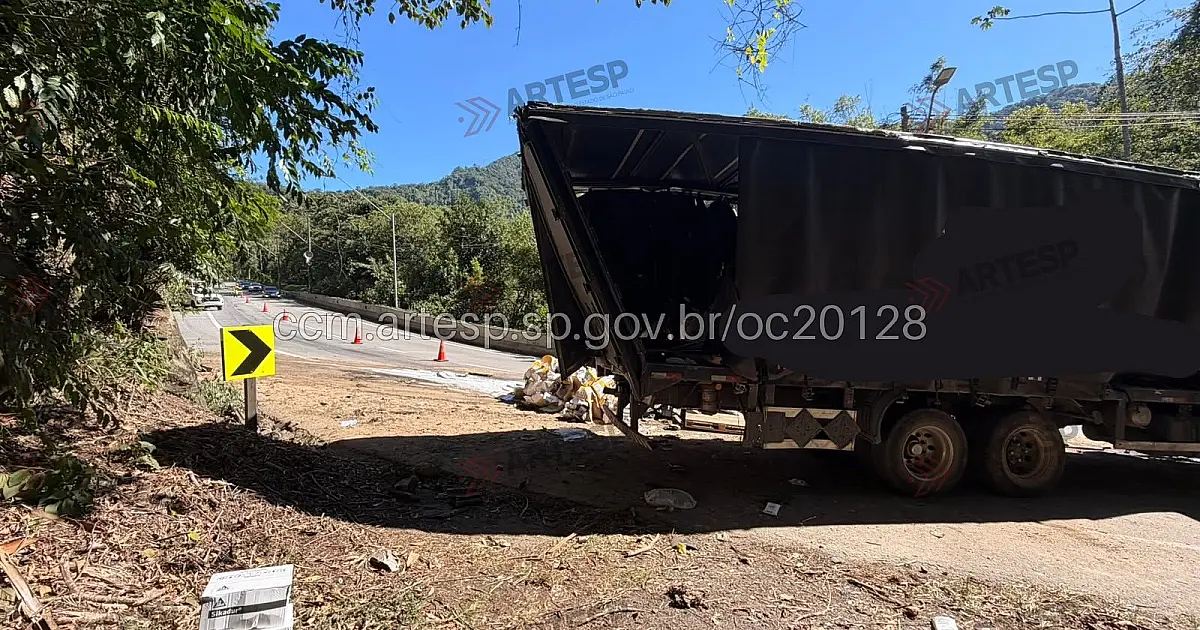Pane nos freios faz caminhão tombar e causa bloqueio na Rodovia dos Tamoios, em Paraibuna