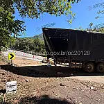 Pane nos freios faz caminhão tombar e causa bloqueio na Rodovia dos Tamoios, em Paraibuna