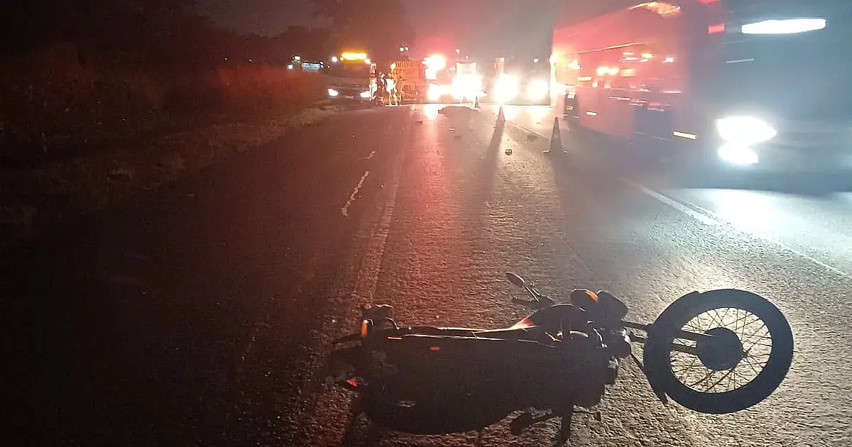 Motociclista morre em colisão com carreta na Rodovia Presidente Dutra, em Lorena
