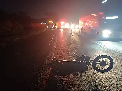 Motociclista morre em colisão com carreta na Rodovia Presidente Dutra, em Lorena