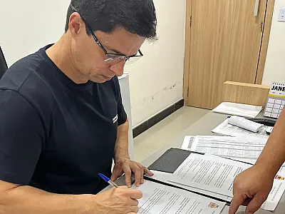 Antonio Carlos Junior, presidente da Câmara, promulgou a lei que revoga a cobrança da Taxa do Lixo.