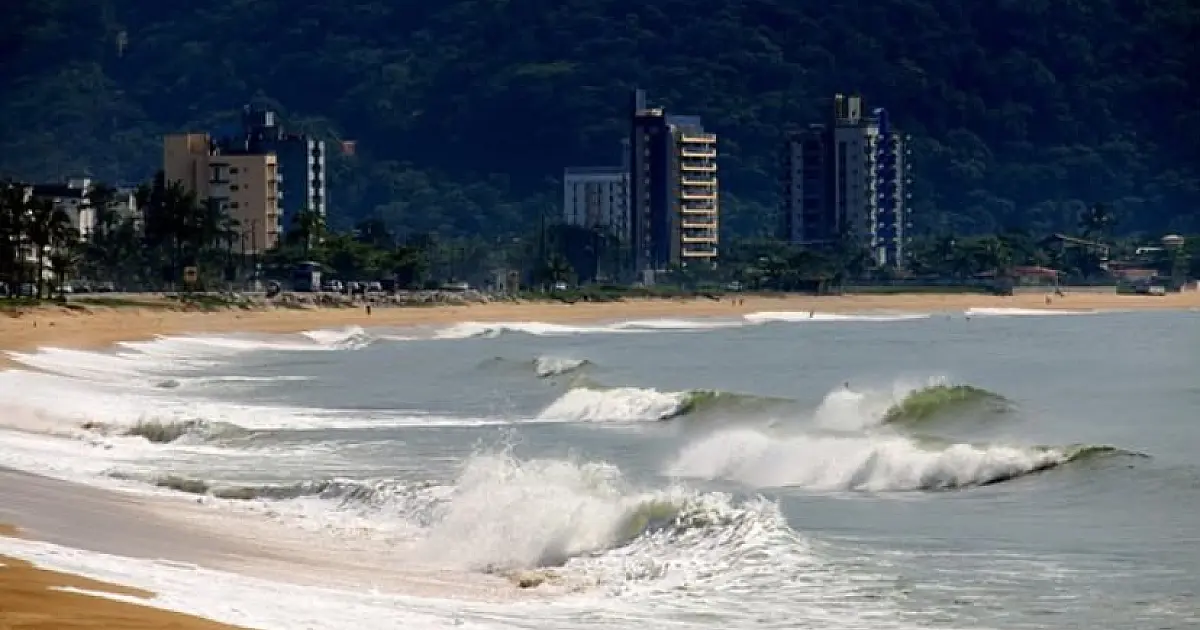 Pescador evita tragédia e salva pai e os dois filhos em praia de Caraguá
