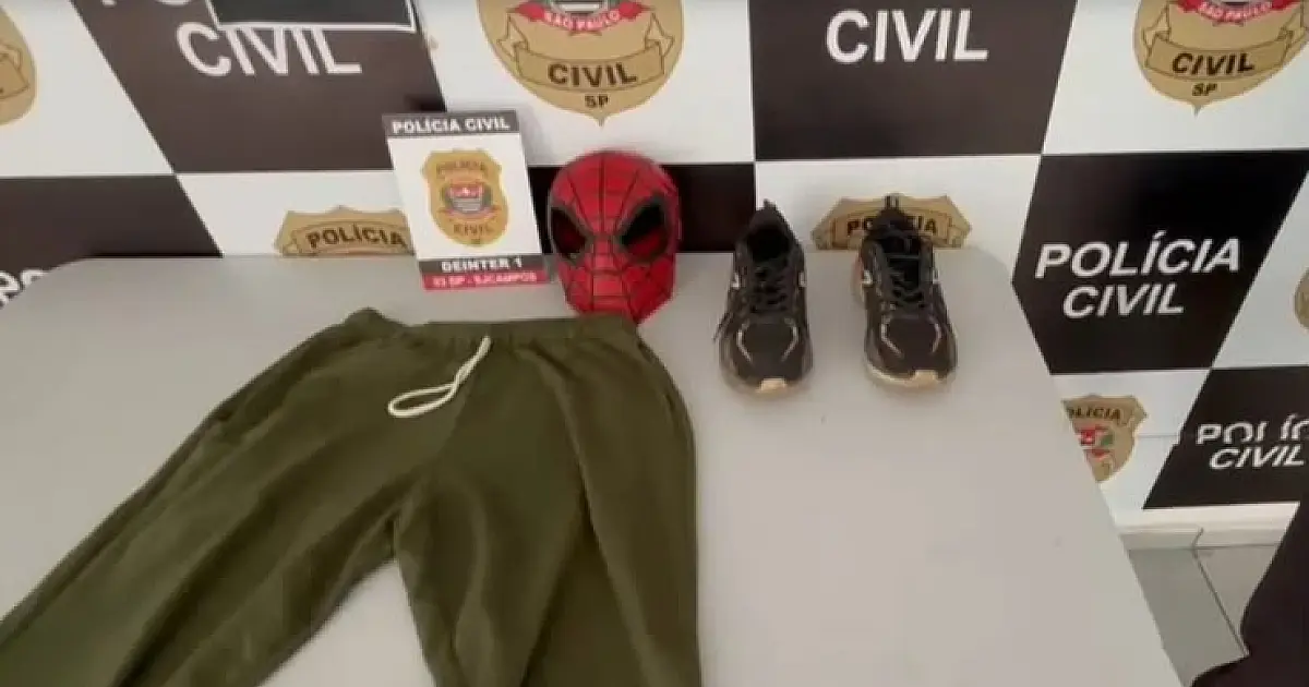 GCM prende homem investigado por série de roubos usando máscara de Homem-Aranha em São José