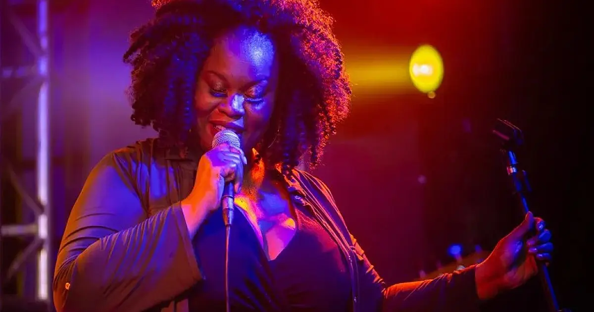 São José recebe show gratuito de cantora norte-americana no Teatro Municipal