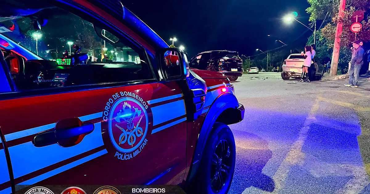 Mulher de 25 anos é resgatada após ficar presa dentro de carro capotado em São José