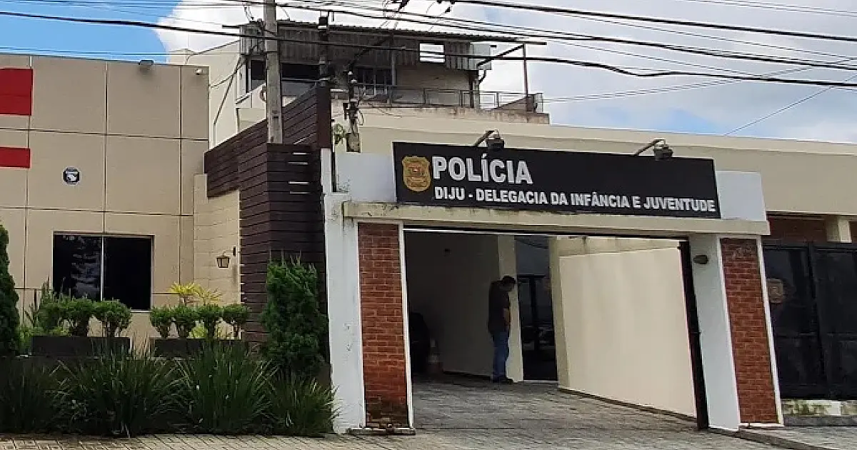 Estabelecimento é alvo de operação após denúncias de venda de álcool para menores, em São José
