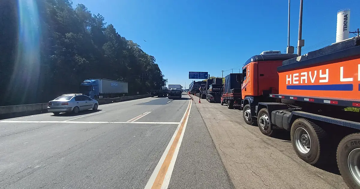 PRF acompanha transporte de carga de 105 metros e 645 toneladas entre Jacareí e Taubaté
